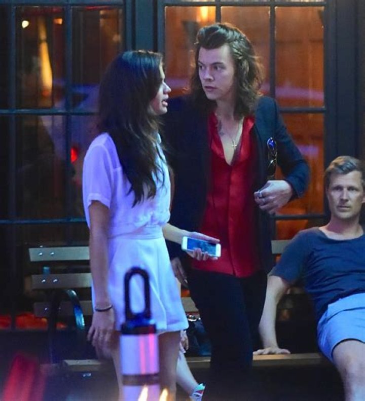 Spotted Hugging Outside His NYC Hotel – Hollywood Life