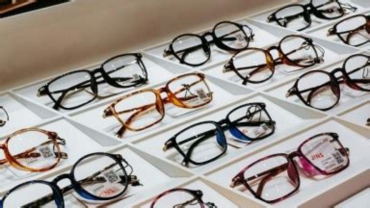 The Eyes Have It: How Shopping Online Revolutionized the Spectacle