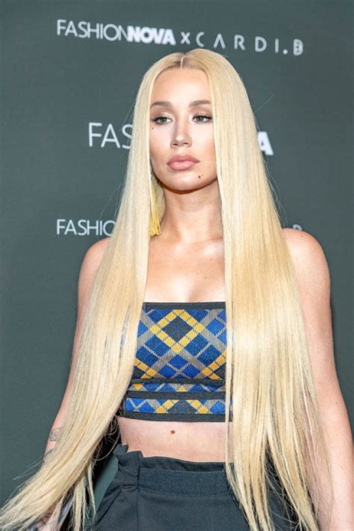 Iggy Azalea Flaunts Red Hair & Black Gown For ‘Harper’s Bazaar’ Pics – Hollywood Life