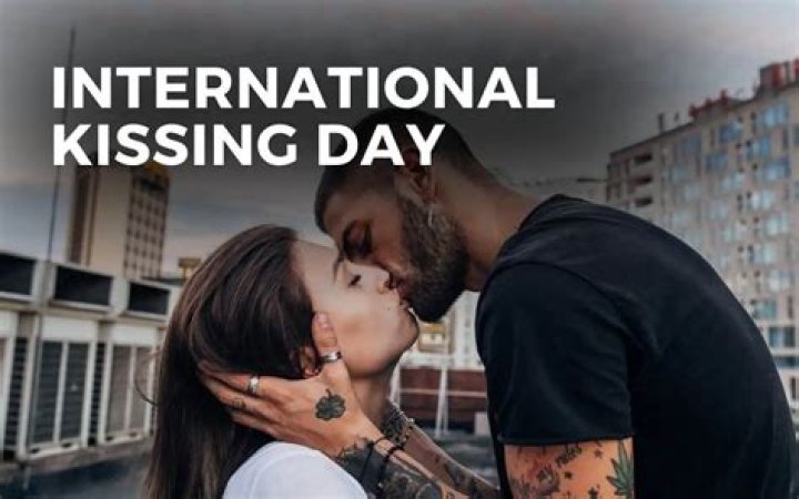 International Kissing Day: Celebrity Pics