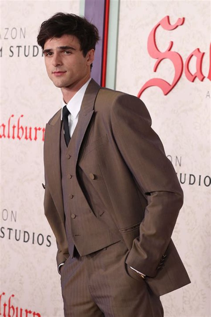 Jacob Elordi Trips & Falls Down the ‘SNL’ Steps in Hilarious First Promo