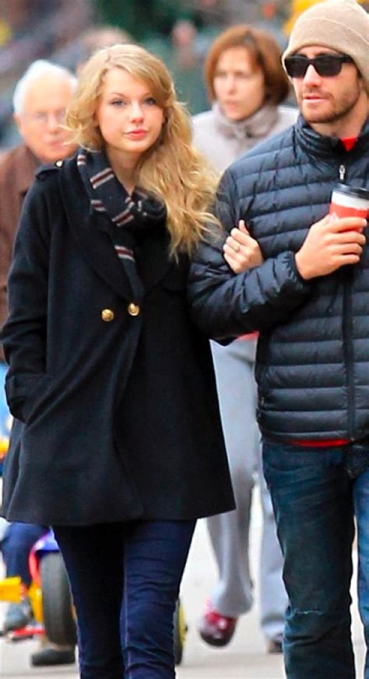 Fans Flood Jake Gyllenhaal’s Old Glasses Pic With Taylor Swift Lyrics – Hollywood Life