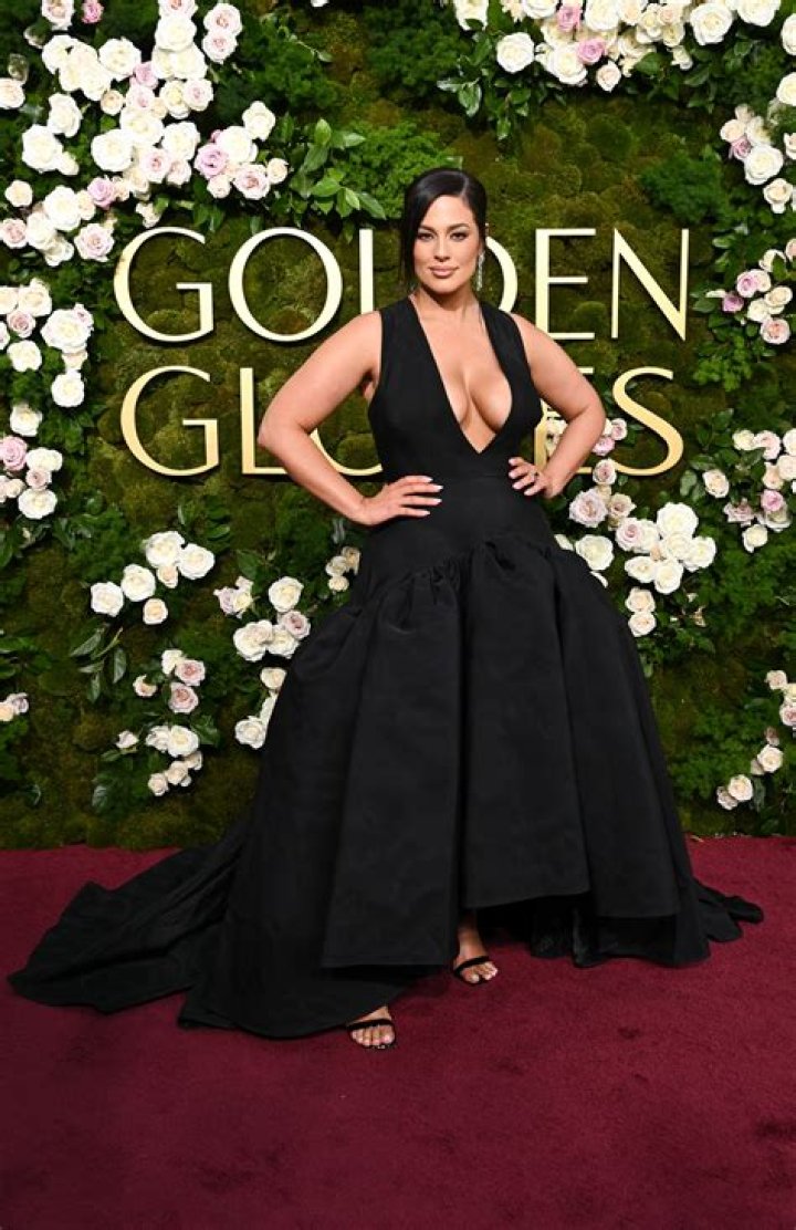 Jamie Lee Curtis Jokes About Her Plunging Golden Globes Gown – Hollywood Life