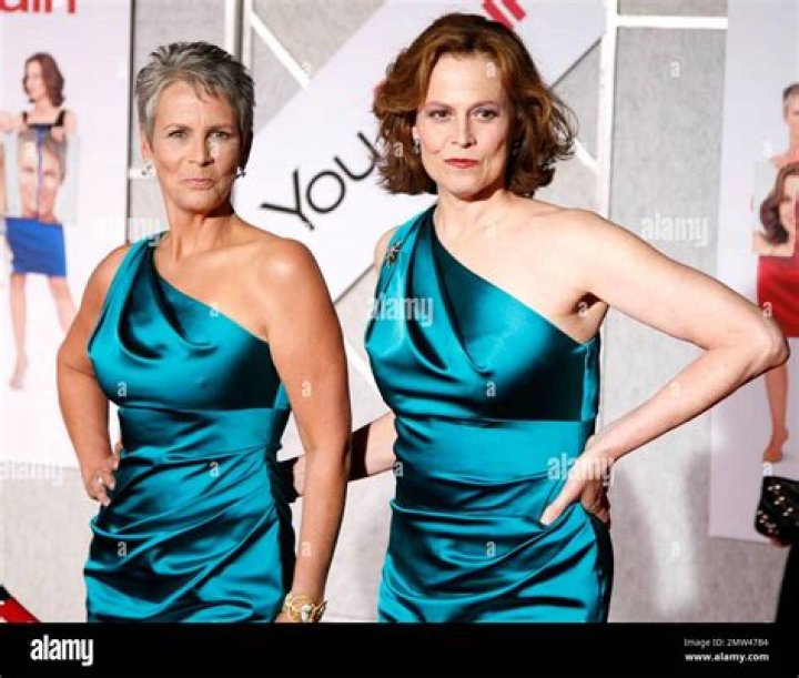 EXCLUSIVE! Designer David Meister Spills On The Dress Jamie Lee Curtis & Sigourney Weaver Wore To The 'You Again' Premiere! – Hollywood Life