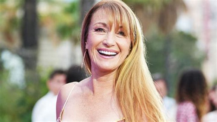 Jane Seymour, 71, Smiles Donning A Swimsuit & Sarong At Lavish Pool – Hollywood Life
