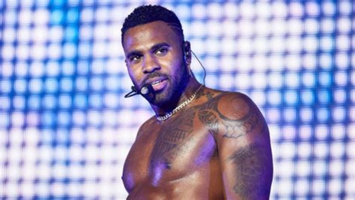 Jason Derulo Wears Short Shorts & Shows Off His Abs In Sexy Photo – Hollywood Life