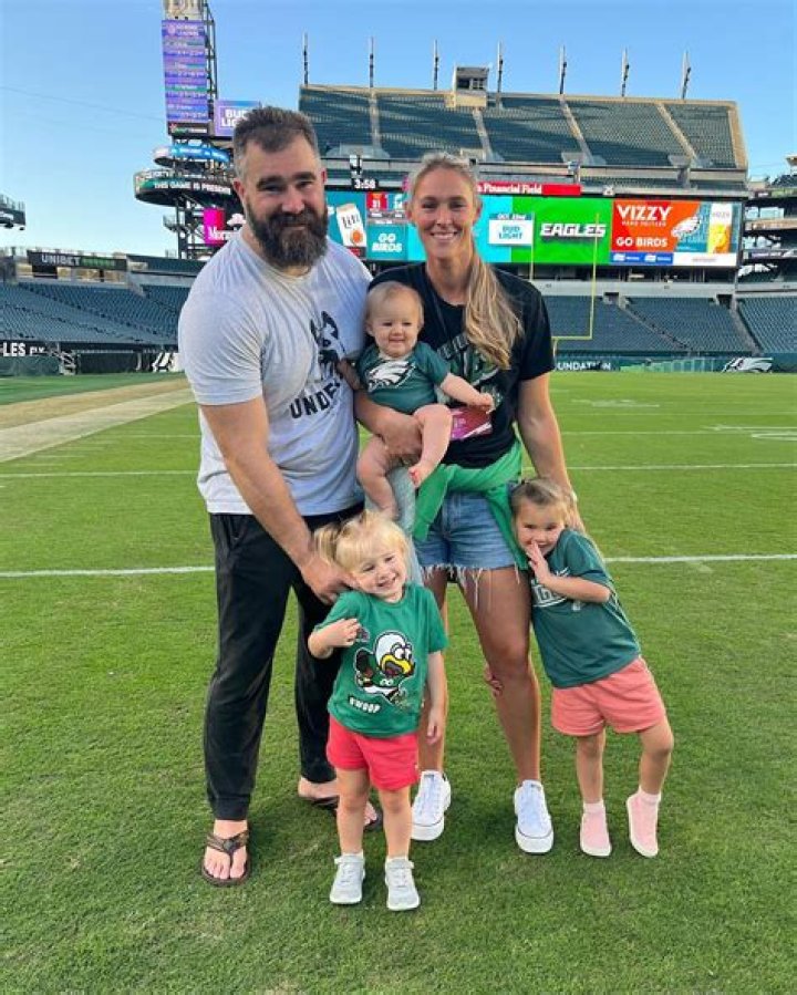 Jason Kelce and Wife Celebrate Daughter’s First Eagles Game: Photos – Hollywood Life