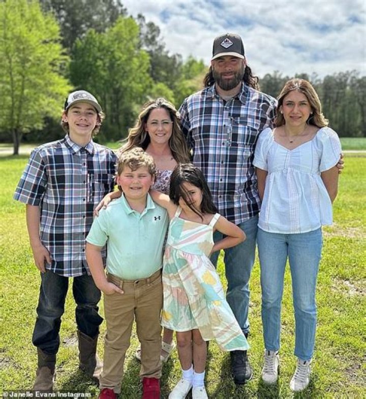 Jenelle Evans’ Kids Removed From Home After David Eason Kills Her Dog – Hollywood Life