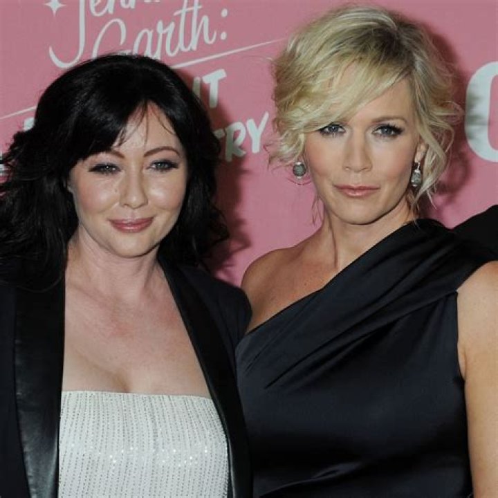 Jennie Garth Reacts To Shannen Doherty Being Excluded From 90s Con Photos – Hollywood Life