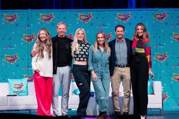 Jennie Garth & Tori Spelling On ‘BH90210’ Tribute To Luke Perry – Hollywood Life