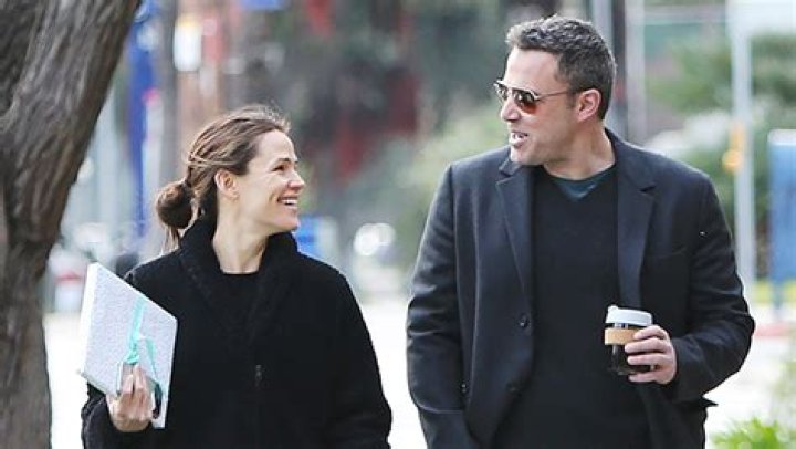 Jennifer Garner and Ben Affleck Have Friendly Chat in Santa Monica – Hollywood Life