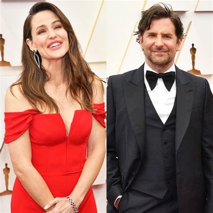 ‘Alias’ Stars Jennifer Garner & Bradley Cooper Reunite At Oscars 2022 – Hollywood Life