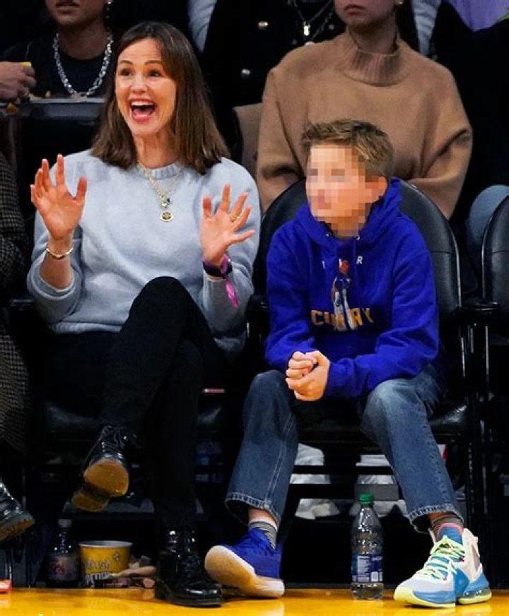 Jennifer Garner & Son Samuel, 11, Sit Courtside At Lakers Game: Cute Photo