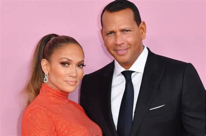 Jennifer Lopez & Alex Rodriguez Shut Down Breakup Reports By Kissing In The D.R. — Pics