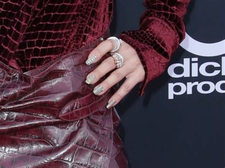 Jennifer Lopez’s Dinero Manicure At Billboard Awards: Pics