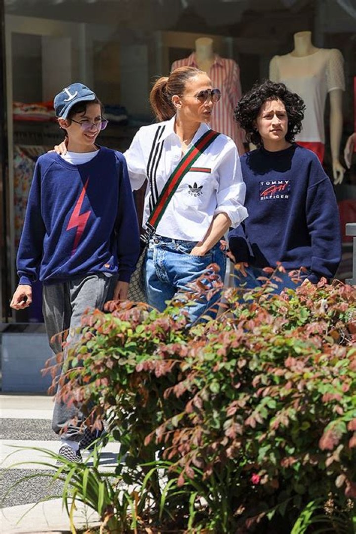 Jennifer Lopez & Emme Wear Jeans For Lunch With Max In Beverly Hills – Hollywood Life