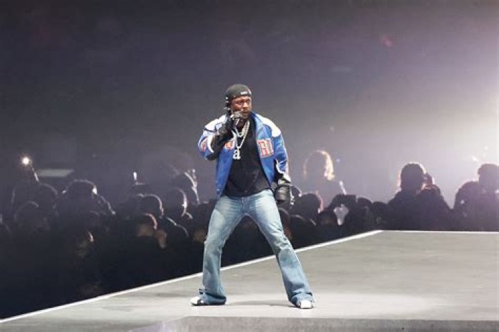 Jennifer Lopez & Shakira Rock Ripped Jeans After Amazing Halftime Show – Hollywood Life