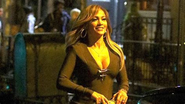 Jennifer Lopez Flaunts Figure In Tight Plunging LBD & $5,695 Bedazzled Clutch On ‘Hustlers’ Set
