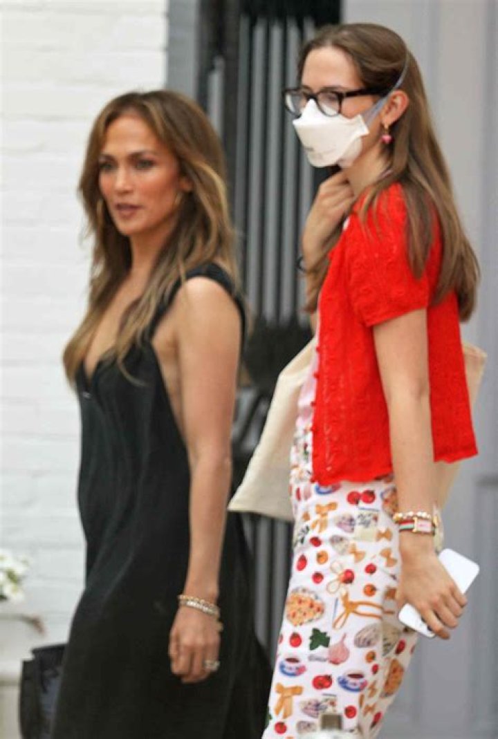 Jennifer Lopez & Ben Affleck’s Daughter Violet In NYC: Photos – Hollywood Life