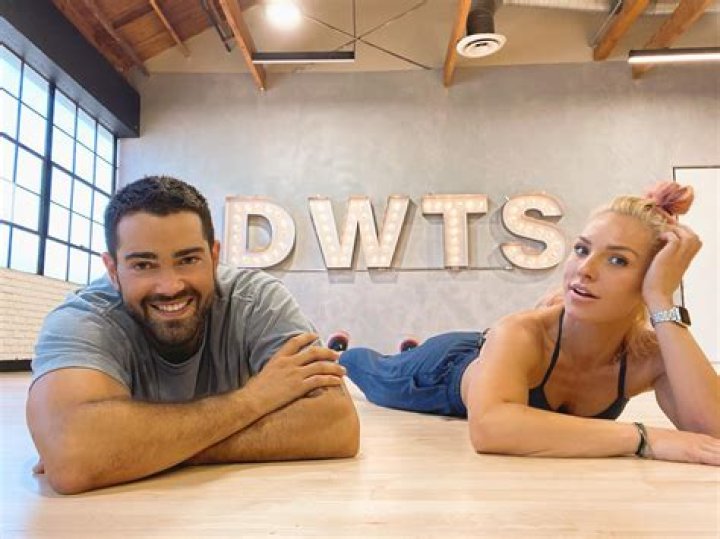 Jesse Metcalfe & Sharna Burgess On ‘DWTS’ & ‘Passionate’ Performance – Hollywood Life