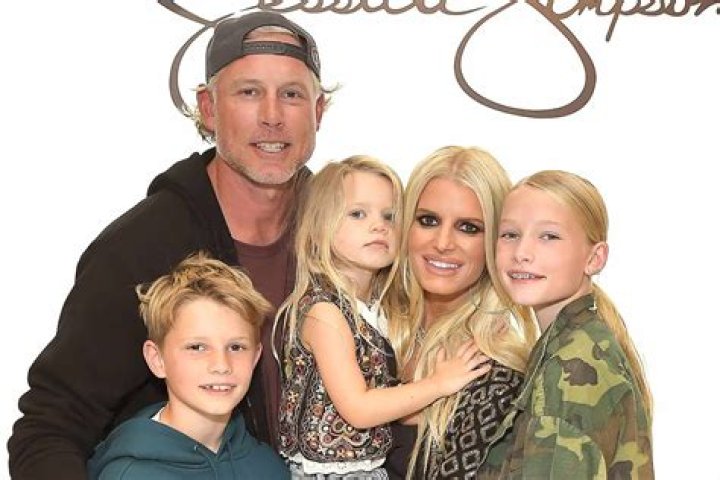 Jessica Simpson’s Daughter Maxwell, 7, Is Her Mom’s Twin In Stunning Family Thanksgiving Photo