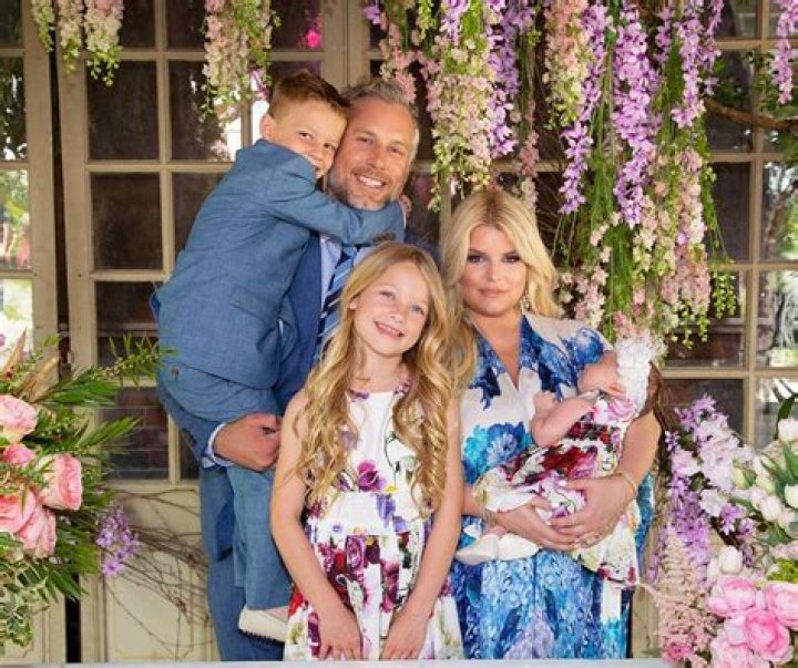 Jessica Simpson’s Kids Pose With Eric Johnson For Summer Photo – Hollywood Life