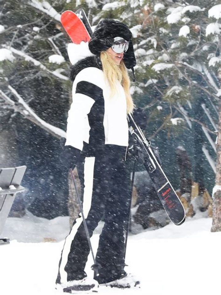 Jessica Simpson Stuns While Skiing In All Red Outfit & Full Face Of Makeup: Photos
