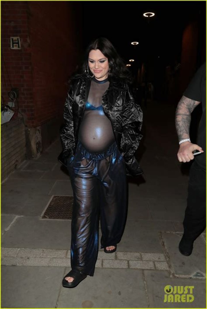 Singer Expecting First Child – Hollywood Life