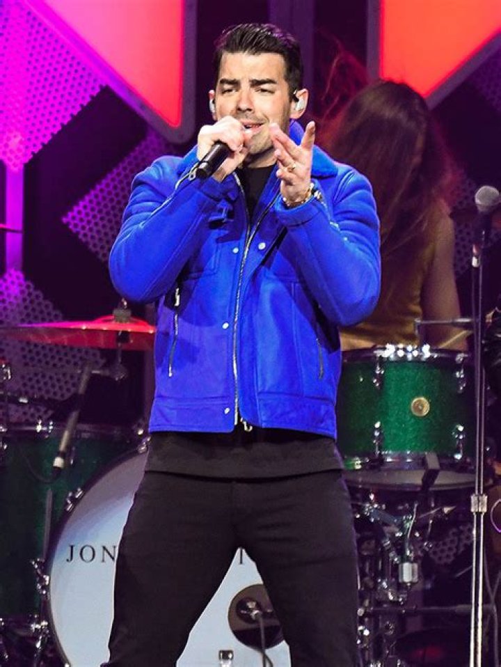 Joe Jonas & Billy Joel Perform ‘Uptown Girl’: Video – Hollywood Life