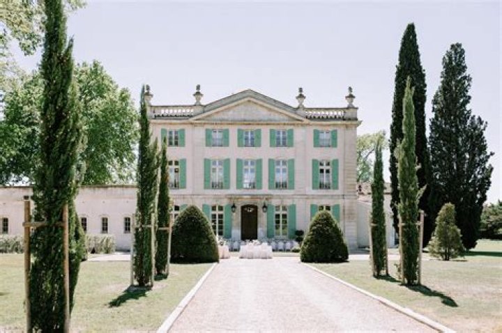 Joe Jonas & Sophie Turner Greet Guests Ahead Of Wedding In France – Hollywood Life