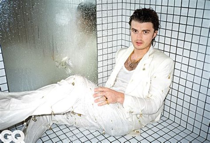 Joe Keery Says He Doesn’t Wash His Hair In ‘GQ’ Interview – Hollywood Life