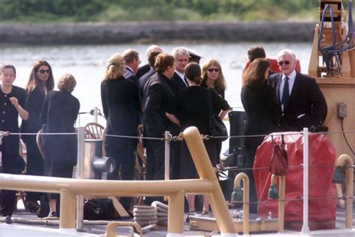 John F. Kennedy Jr.’s Wife Confessed To Kissing Another Man Before Their Tragic Deaths In Plane Crash – Hollywood Life