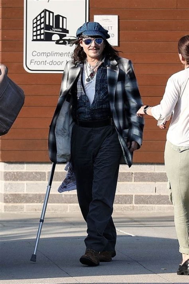 Johnny Depp Smiles While Using A Cane Due To Fractured Ankle: Photo – Hollywood Life