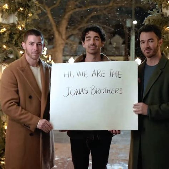 Jonas Brothers’ ‘Like It’s Christmas’ Is Your New Favorite Holiday Bop – Hollywood Life