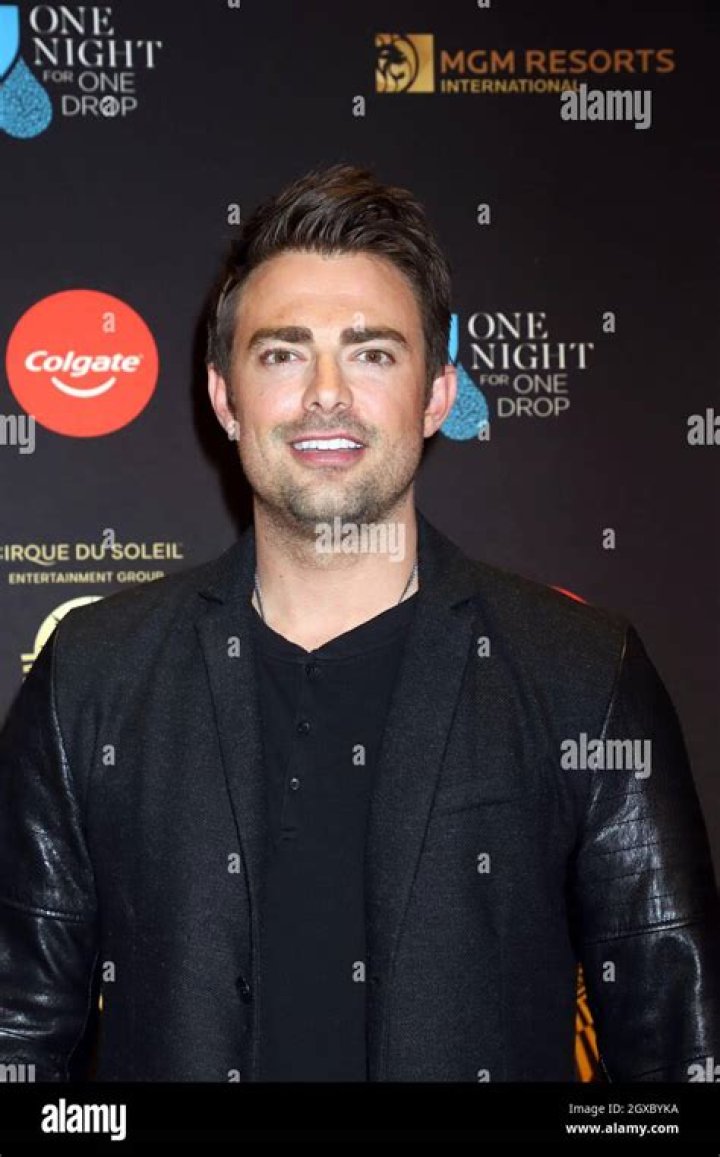 Photos Of The ‘Mean Girls’ Actor – Hollywood Life