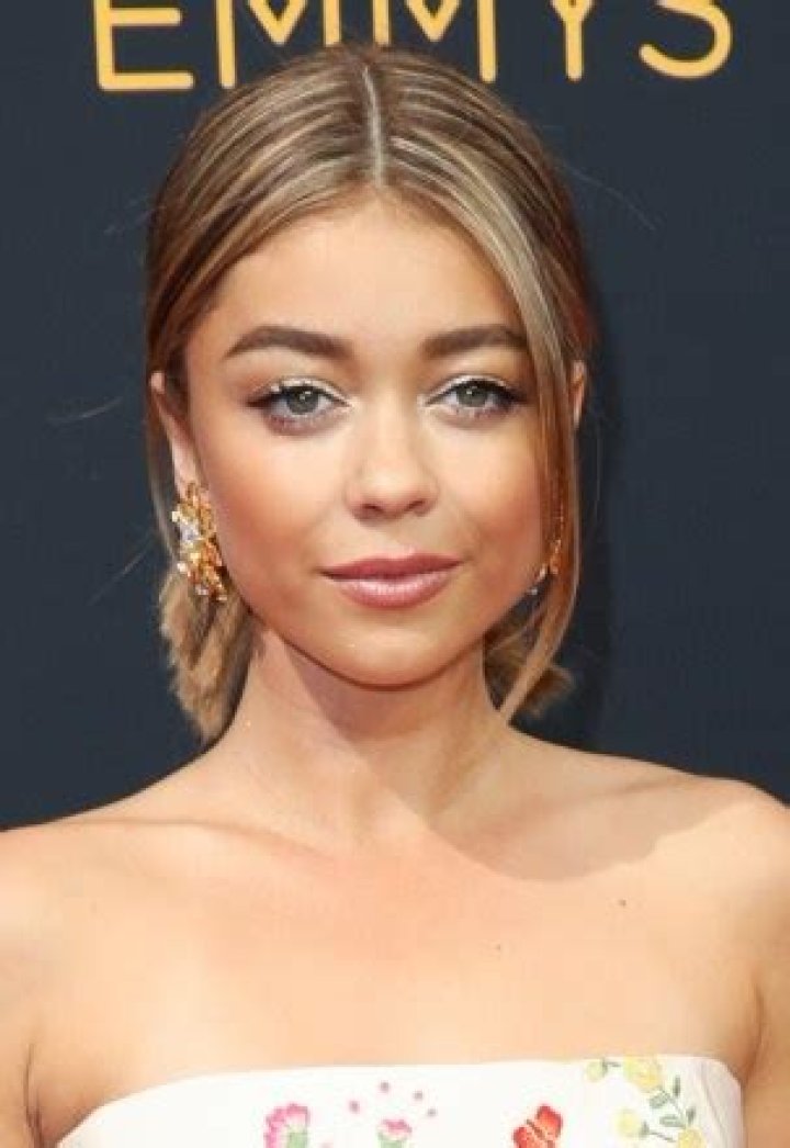 [PHOTOS] Julia Louis-Dreyfus’ Emmys Hair & Makeup — Tousled Curls – Hollywood Life