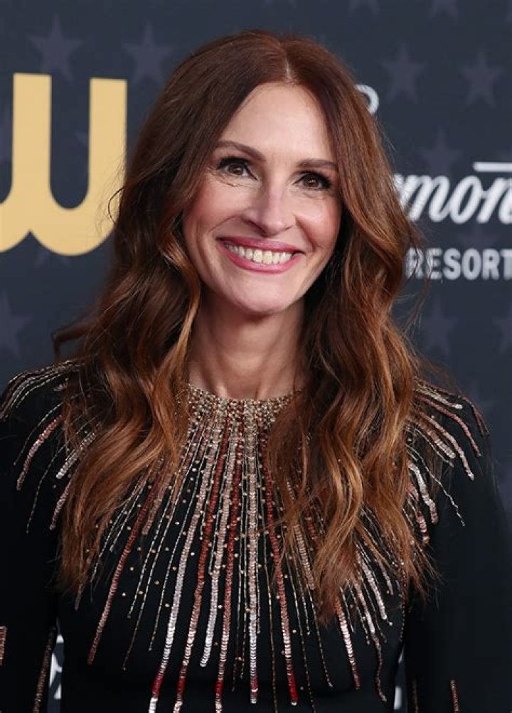 Julia Roberts’ Bangs Hair Makeover: Photos – Hollywood Life