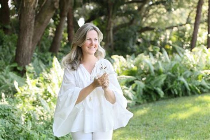 Julianne Moore’s Esthetician & Wellness Expert Reveals The Anti-Stress Meditation That Will Ease Your Mind