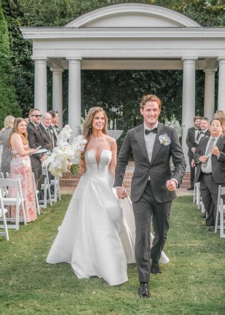 Julianne Moore, 59, Stuns In Daisy Dukes During 17th Wedding Anniversary Celebration