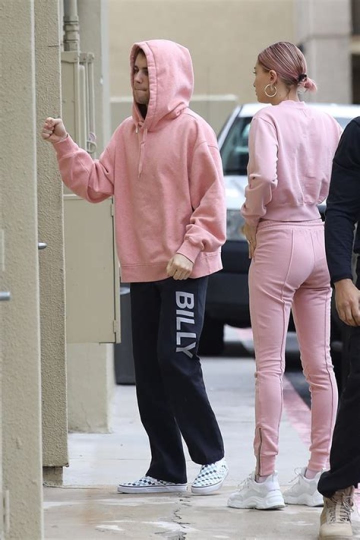 Twinning In The Pastel Color – Hollywood Life