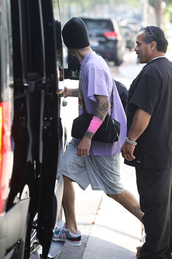 Justin Bieber Rocks An IV With Arm Bandage & Fans Are Concerned – Hollywood Life