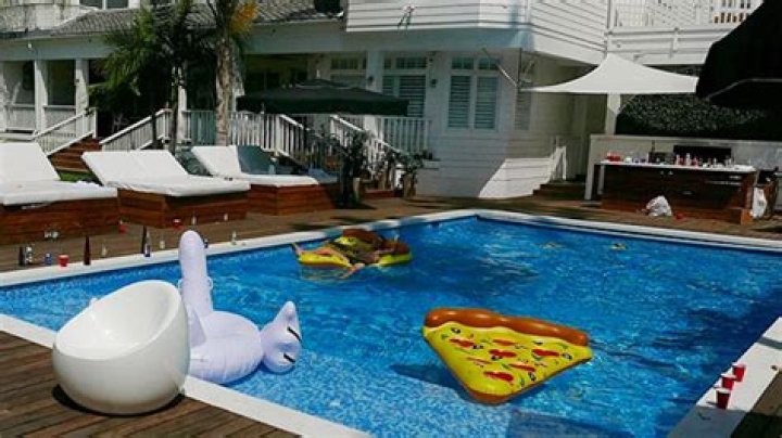 [PIC] Justin Bieber Passed Out on Pizza Raft in Pool After Massive House Party – Hollywood Life