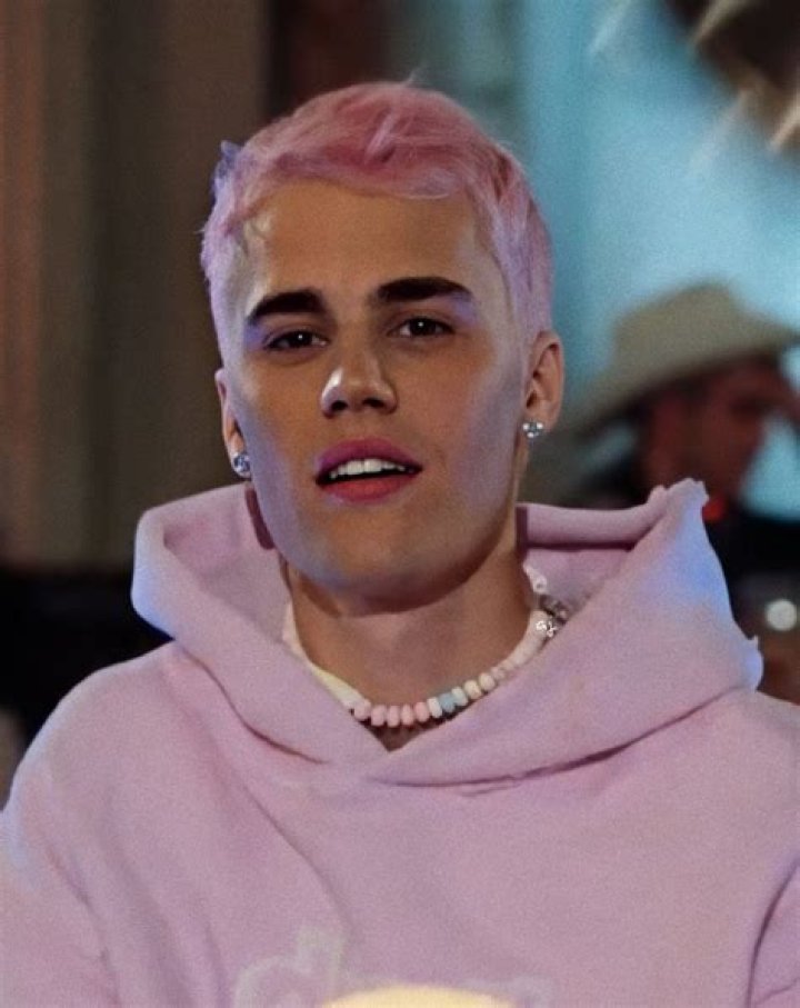 Justin Bieber Rocks Pink Lipstick & Fake Eyelashes With Makeup Filter In IG Video & Fans Are Cracking Up
