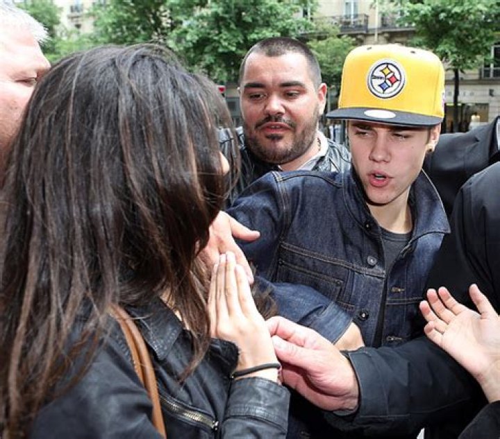 Justin Bieber Rude To Fans At Airport — Impatient For Selena Gomez – Hollywood Life