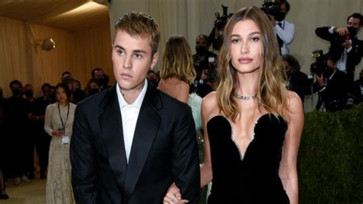 Justin Bieber Goes Shirtless In Photo With Hailey Baldwin & Sisters – Hollywood Life