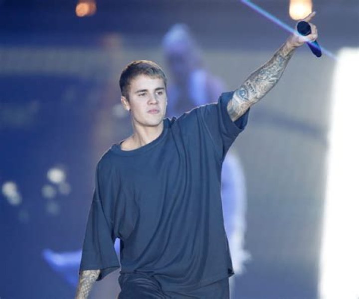 Justin Bieber Storms Off Stage After Getting Hit By Water Bottle — Watch