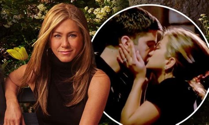 Jennifer Aniston & Justin Theroux Kissing In Cabo — Wedding Soon?