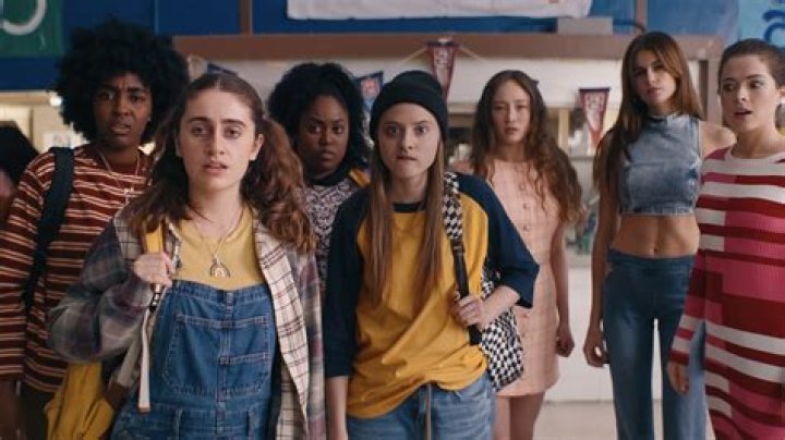 Kaia Gerber Hilariously Struggles To Spray Perfume While Imitating Fragrance Ad In Her Cast