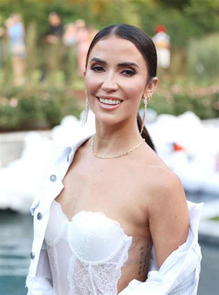 Bachelorette Tried On Gowns In NYC – Hollywood Life