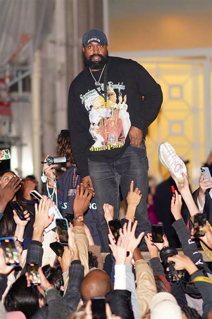 Kanye West Wears ‘White Lives Matter’ Sweatshirt At Paris Fashion Week – Hollywood Life